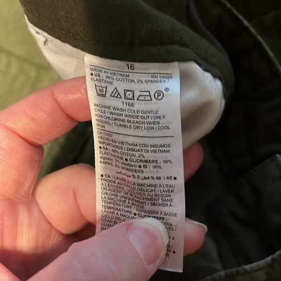 Old Navy Camouflage High Rise Everyday Shorts, Size 16 - Picture 3 of 4